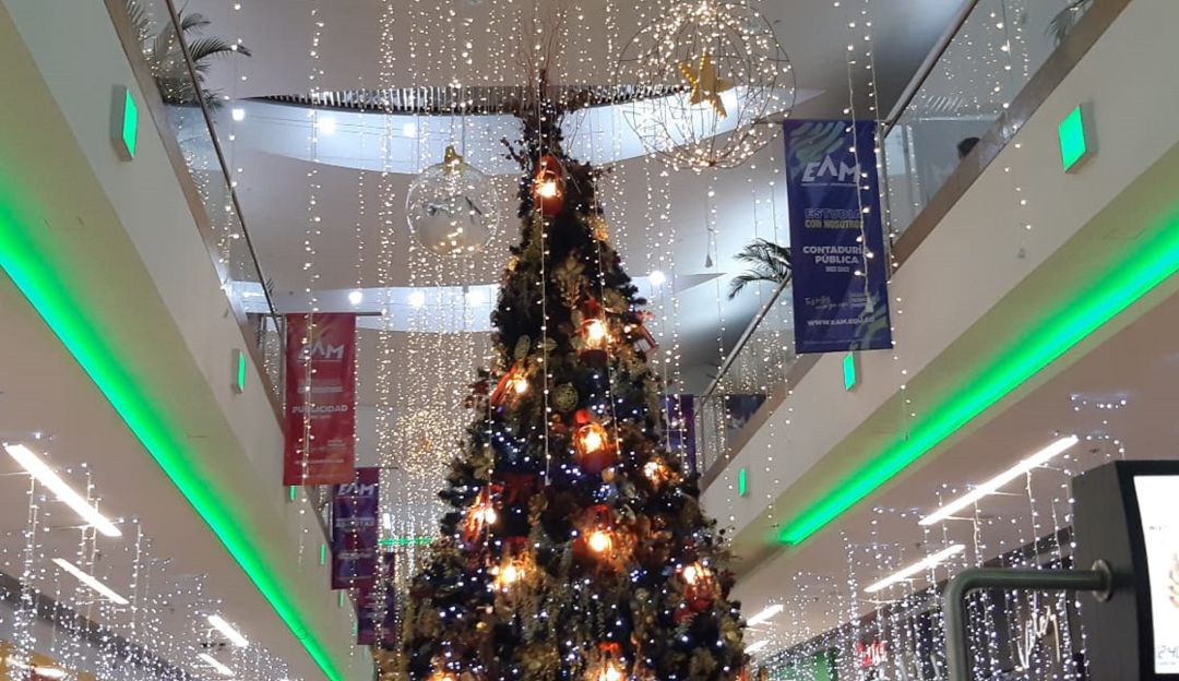 Árbol de navidad iluminado en el centro comercial Unicentro Armenia
