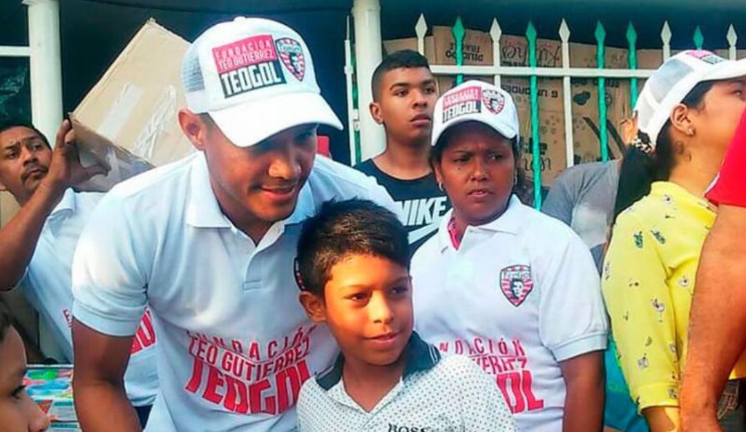 Teófilo entrega un balón a uno de los niños