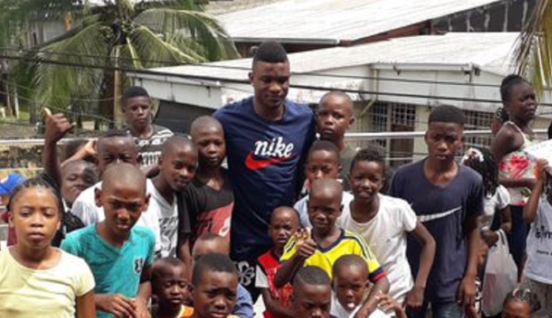 Navidad futbolistas colombianos: Jhon Córdoba, goleador en Alemenia y Papá Noel en Chocó