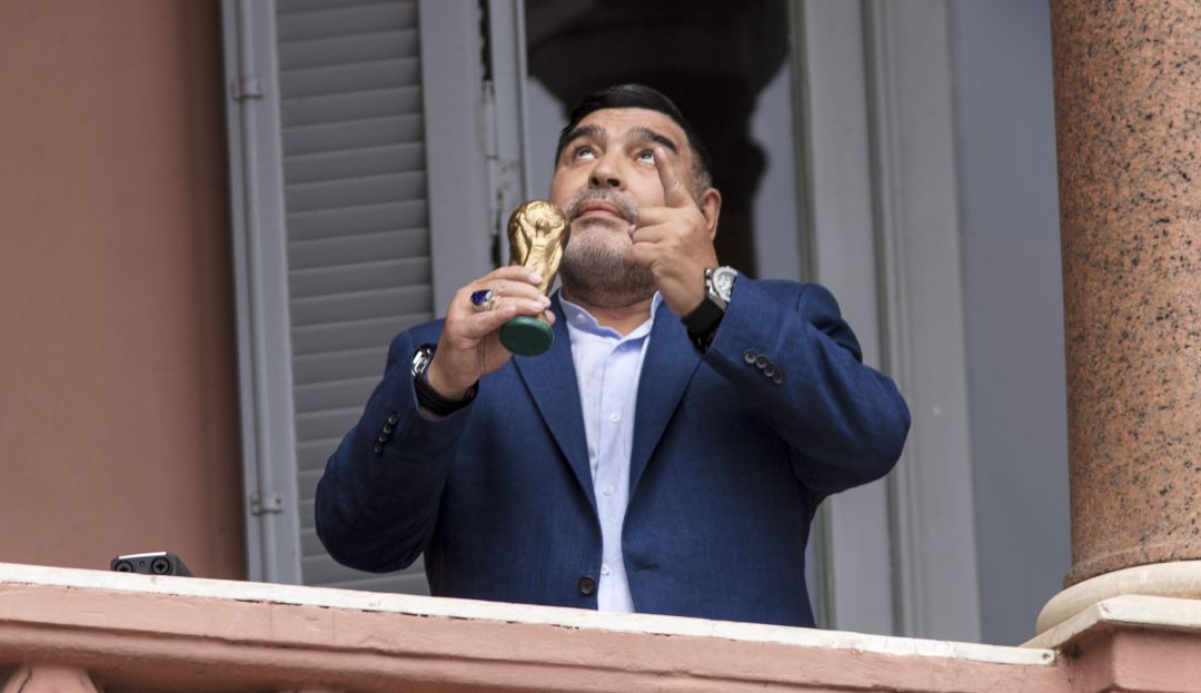 Diego Maradona visita palacio presidencial: Maradona volvió a besar la Copa del Mundo en el balcón presidencial