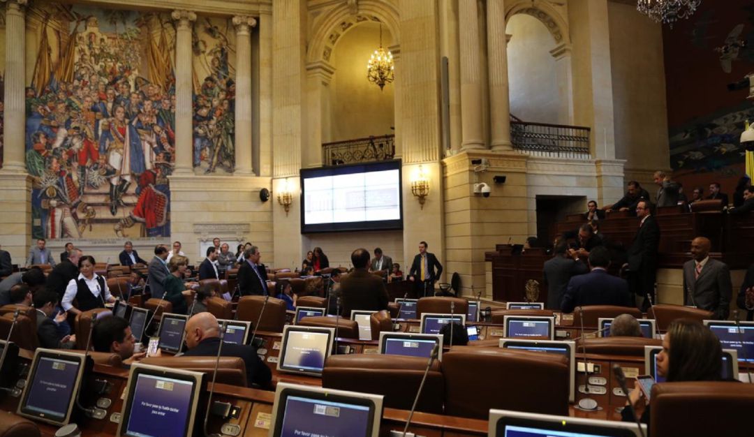 Partidos políticos confrontados por aumento del salario mínimo: Partidos políticos confrontados por aumento del salario mínimo