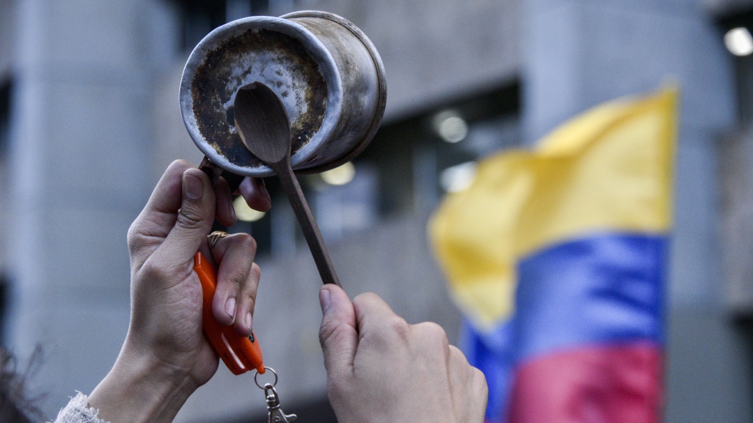Convocan cacerolazos y aplausos por decisión de la Corte en caso Uribe