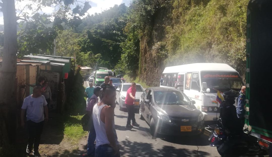 Persiste congestión en la vía La Línea