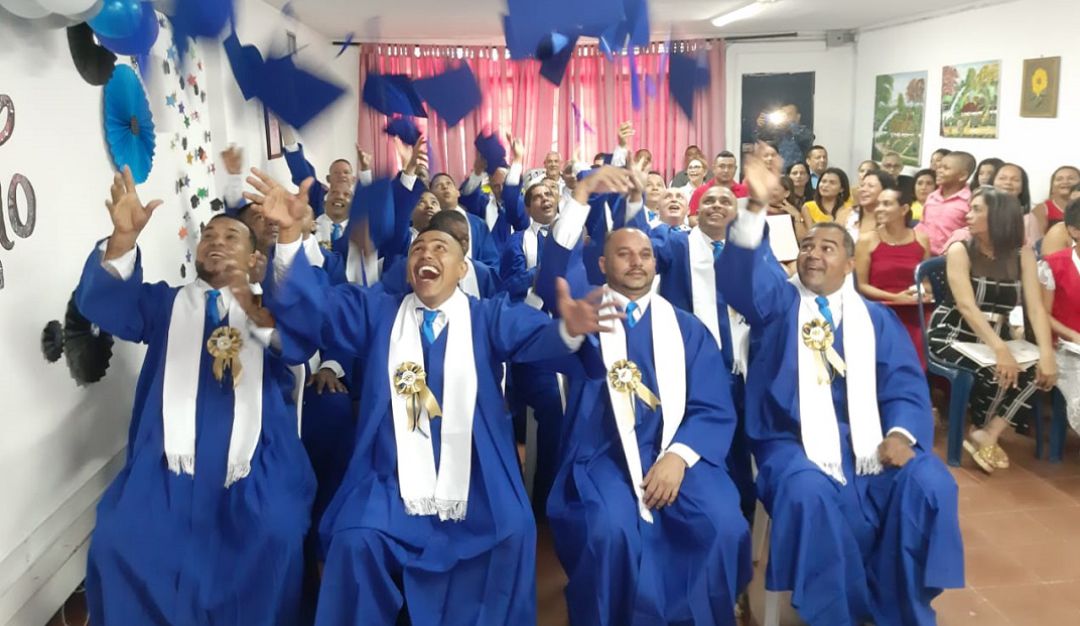 Grados internos de Barranquilla: 25 reclusos se graduaron de bachiller en Barranquilla