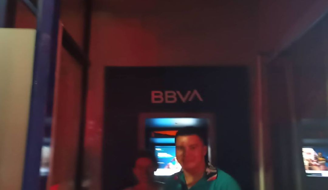 bucaramanga, Santander,: Pareja quedó atrapada en cajero electrónico
