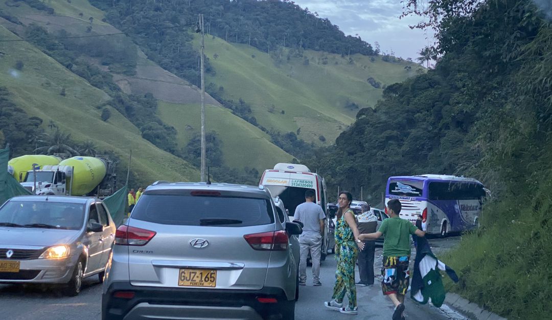 Cómo están las carreteras de Colombia en fin de año: Pasó a un carril en el kilómetro 36 en la vía La Línea - Cajamarca