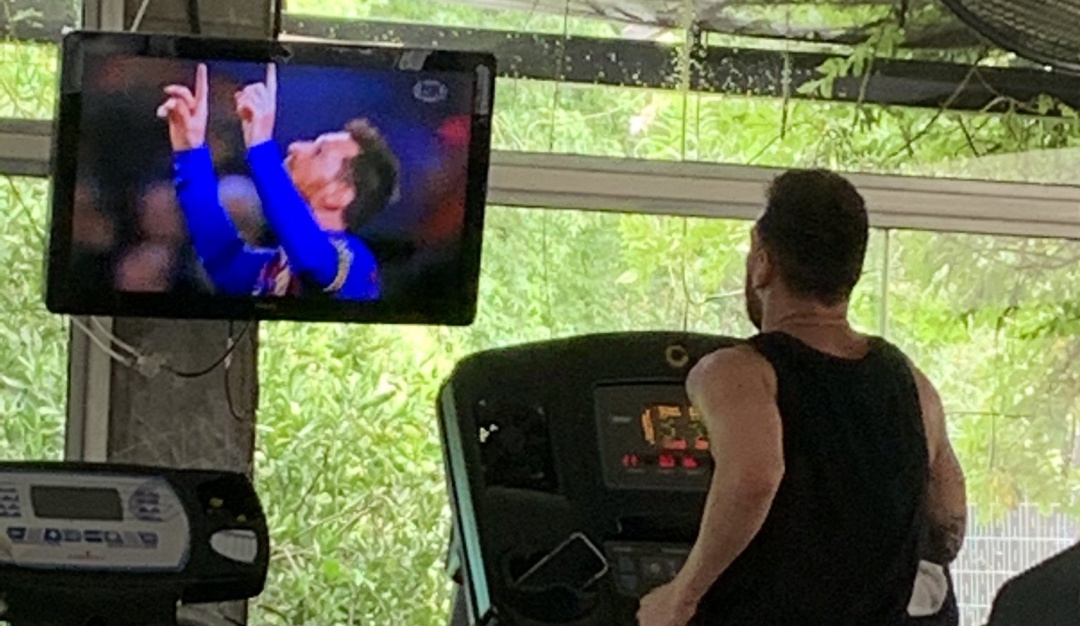 Lionel Messi entre viendo Messi: La mejor motivación: Messi se entrena viendo a Messi