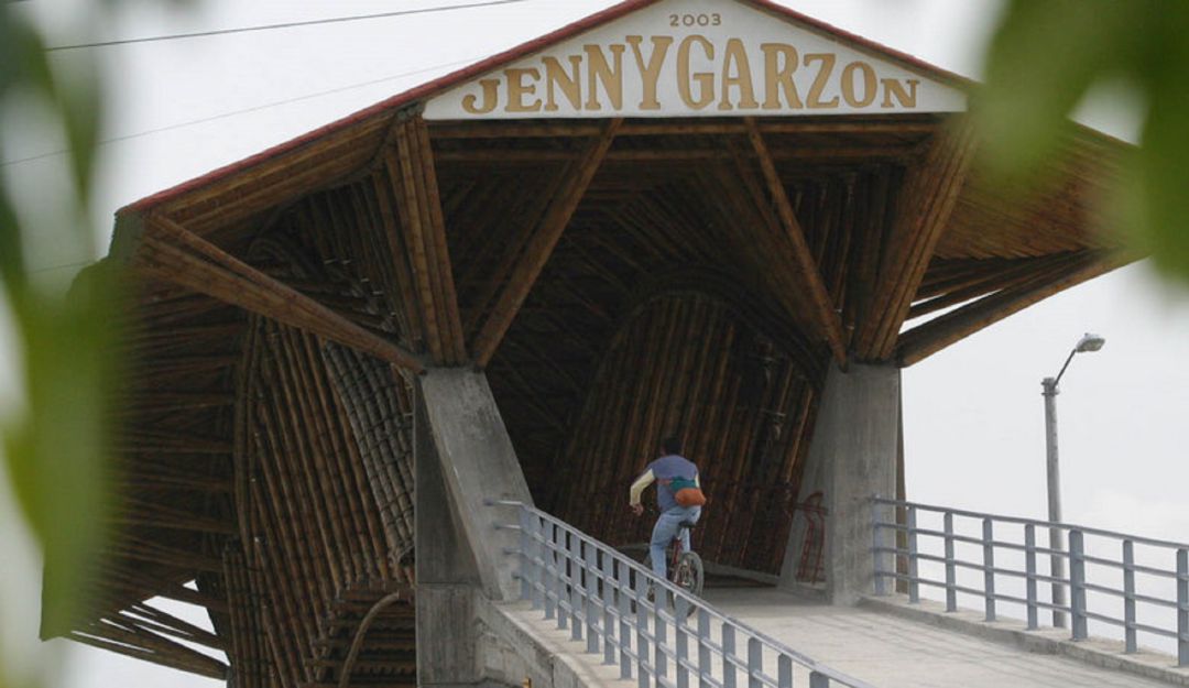 Atracan a toda una familia en el puente de Guadua de la calle 80