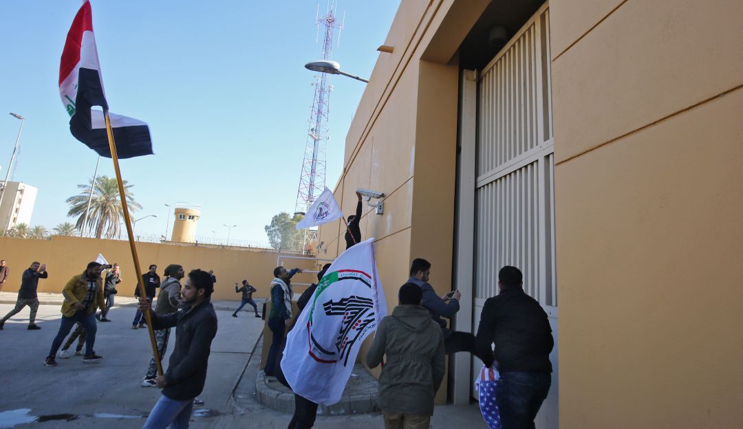 Embajada Estados Unidos Bagdad: Manifestantes irrumpen en recinto de la embajada de EE.UU. en Bagdad