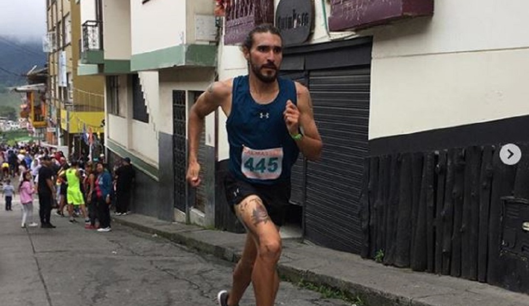 Deportista patea perro: ¡Pierde beneficios! Deportista que pateó perro se quedó sin patrocinador