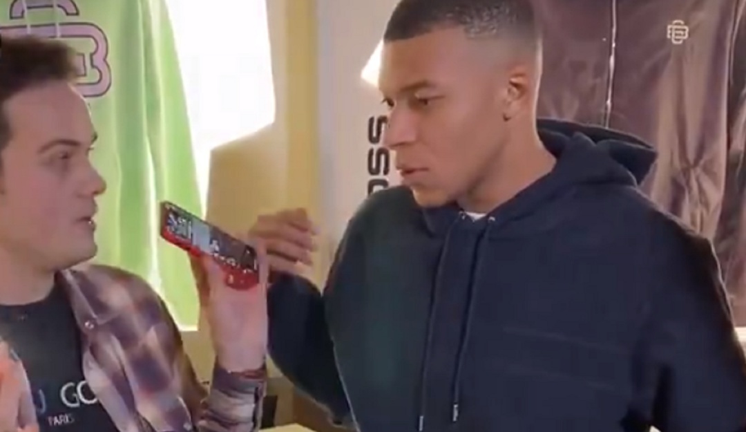 Mbappé magia truco celular mago: Un mago sorprende a otro: Mbappé, impactado tras truco de magia