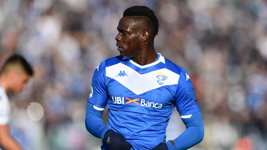 ¡Vuelve y juega! Balotelli fue víctima de actos racistas en la Serie A
