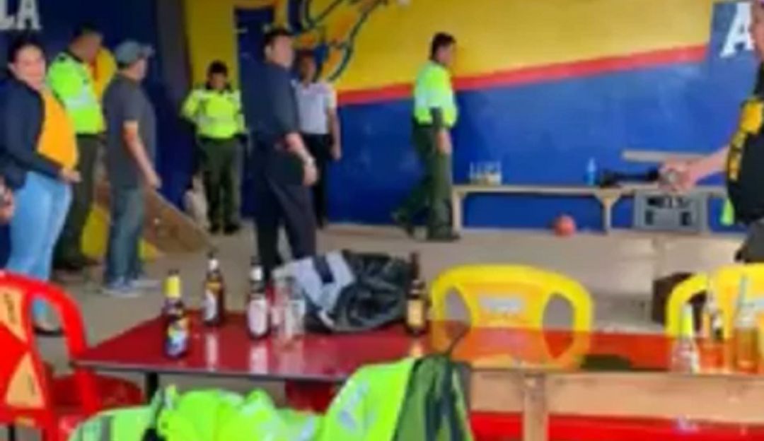 Policías estaban borrachos y jugando tego mientras usaban el uniforme: Sanciones para policías que estaban borrachos y jugando tejo con uniforme
