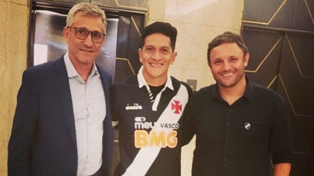 Locura total por Germán Cano en su llegada al Vasco Da Gama