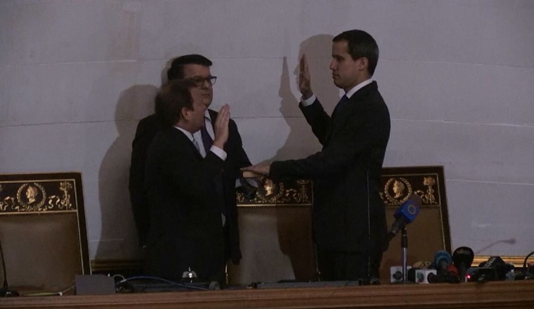 Guaidó jura como "presidente encargado" en la sede del Parlamento: Guaidó jura como "presidente encargado" en la sede del Parlamento