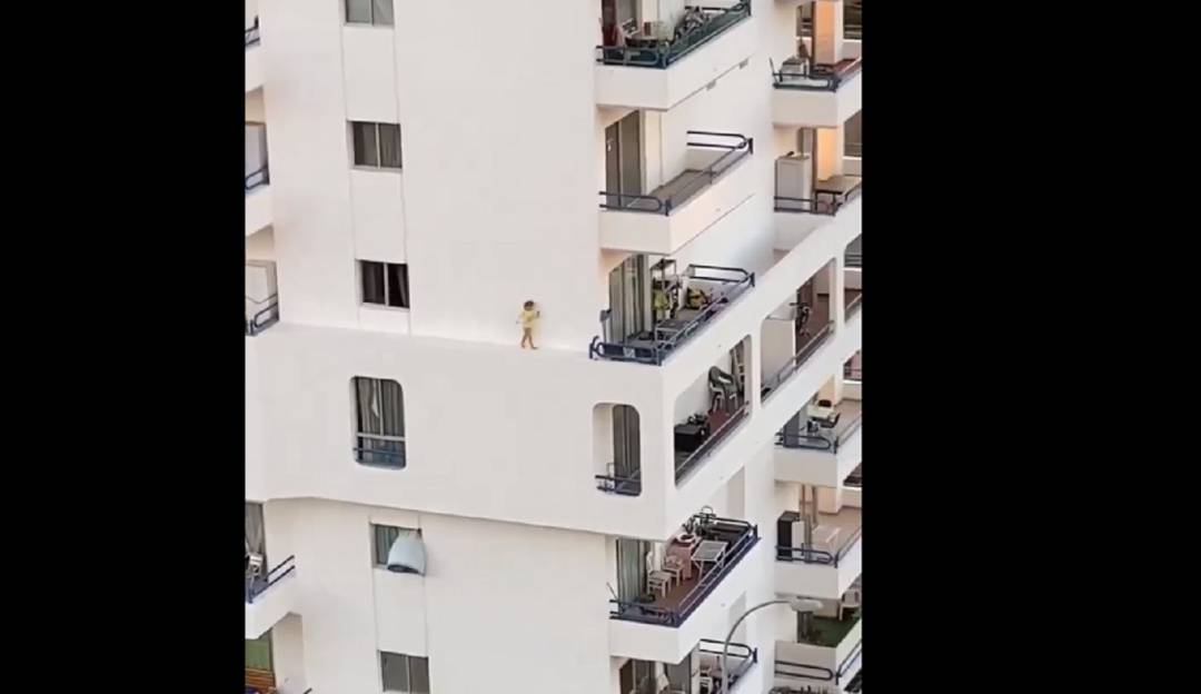 Niña corriendo en borde de edificio: ¿Y sus padres? Niña corre y juega al borde de un edificio