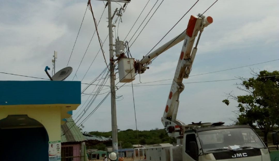 Energía eléctrica en Tierrabomba: Instalan postes eléctricos en zona insular de Cartagena