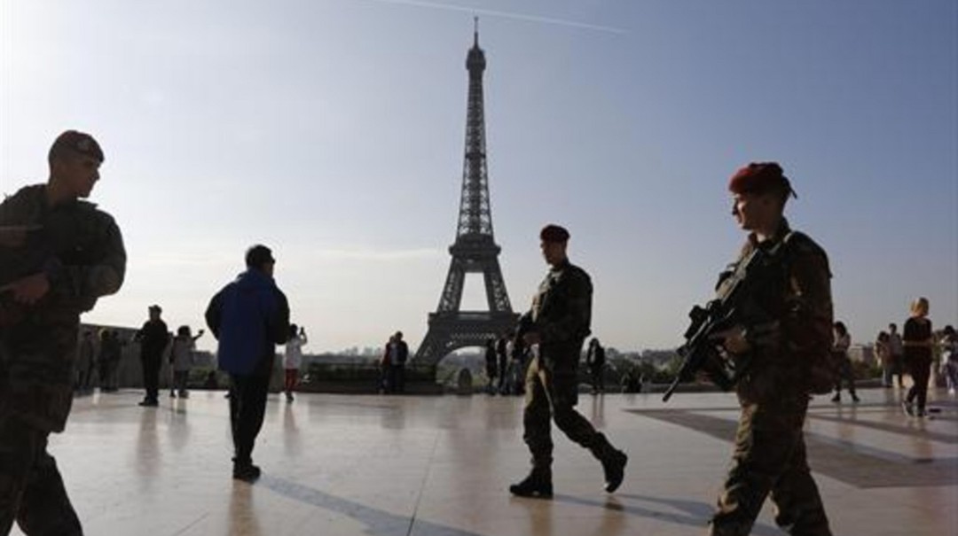 Trabajadores de la Torre Eiffel se unen a huelga contra reforma pensional