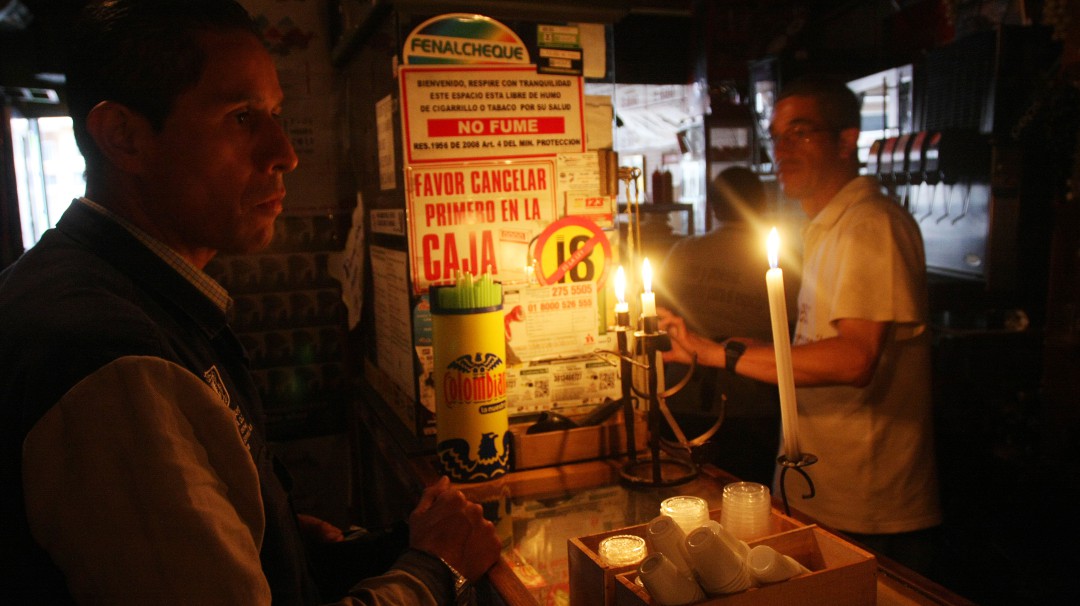 Desesperados habitantes de Chapinero por constantes cortes de luz