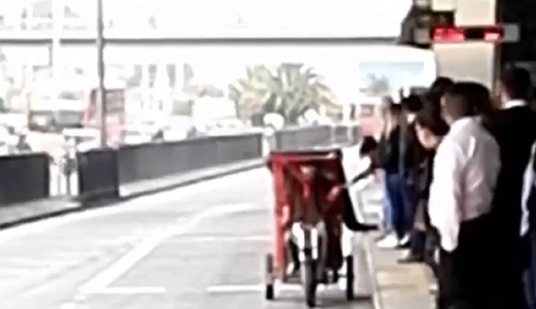 Bicitaxis ayudan a colar gente al Transmilenio: ¡Lo que faltaba! Bicitaxis están colando gente en Transmilenio Bicitaxis ayudan a colar gente al Transmilenio: ¡Lo que faltaba! Bicitaxis están colando gente en Transmilenio