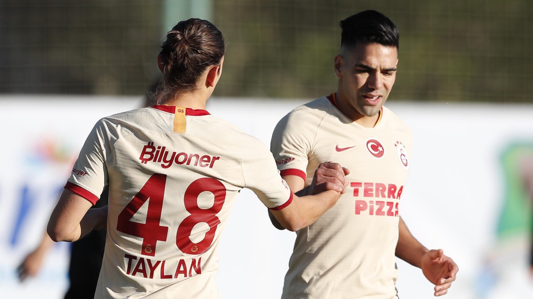 Falcao afina puntería y marca en amistoso con Galatasaray