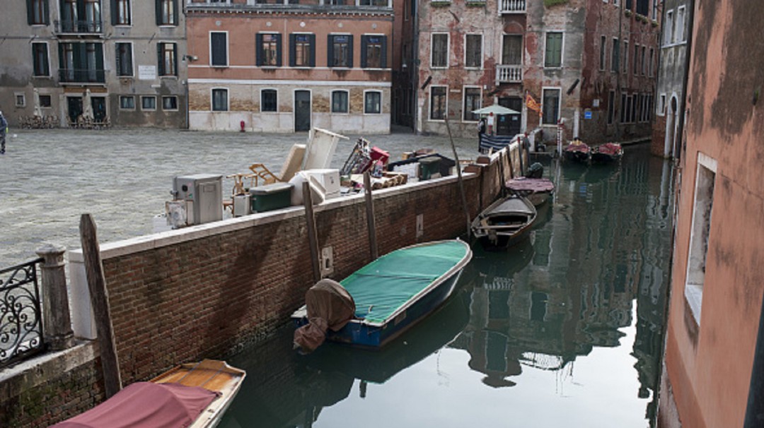 Después de la "marea alta", ahora los canales de Venecia no tienen agua