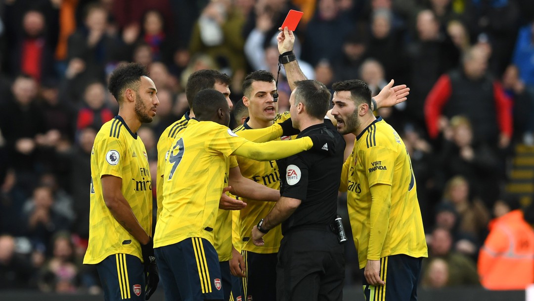 Terrible entrada: Aubameyang le entró con todo a Meyer y se fue expulsado