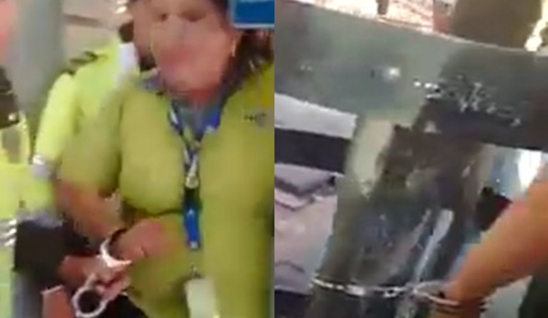 Noticias Bogotá: Polícias arrestan a funcionaria de Transmilenio (Video): (VIDEO) Polémica por detención de taquillera de Transmilenio Noticias Bogotá: Polícias arrestan a funcionaria de Transmilenio (Video): (VIDEO) Polémica por detención de taquillera de Transmilenio
