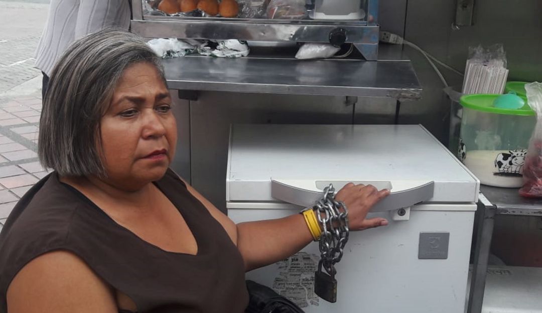 MUJER ENCADENADA PARQUE BERRÍO: Mujer se encadenó en el Parque Berrío, por desalojo de su negocio