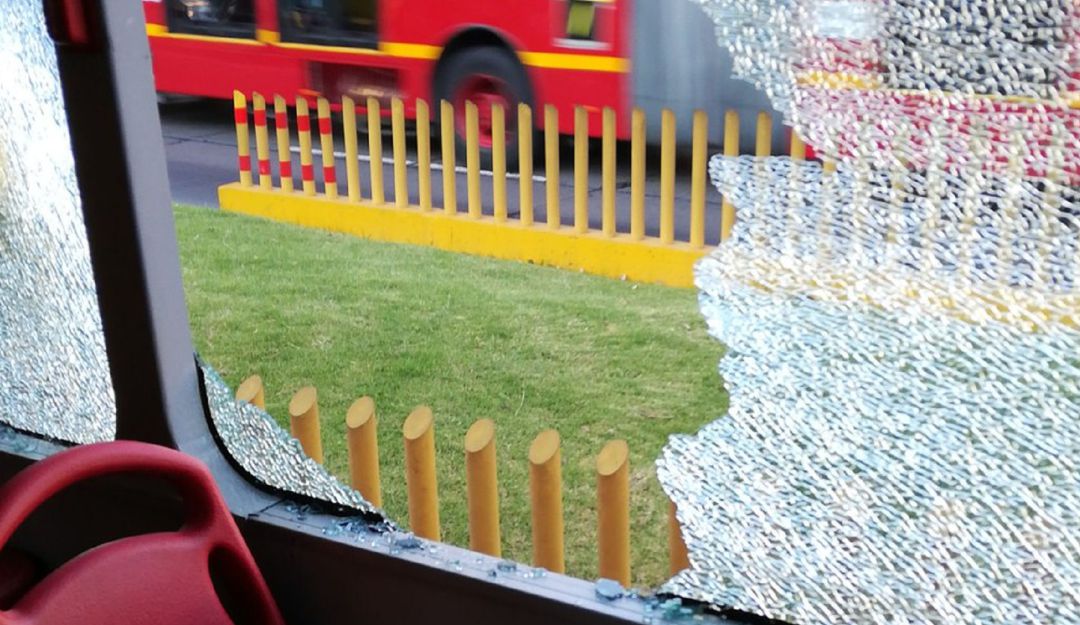 Noticias Bogotá: Estrellada de dos buses de Transmilenio: Estrellada de dos buses de Transmilenio deja una persona herida