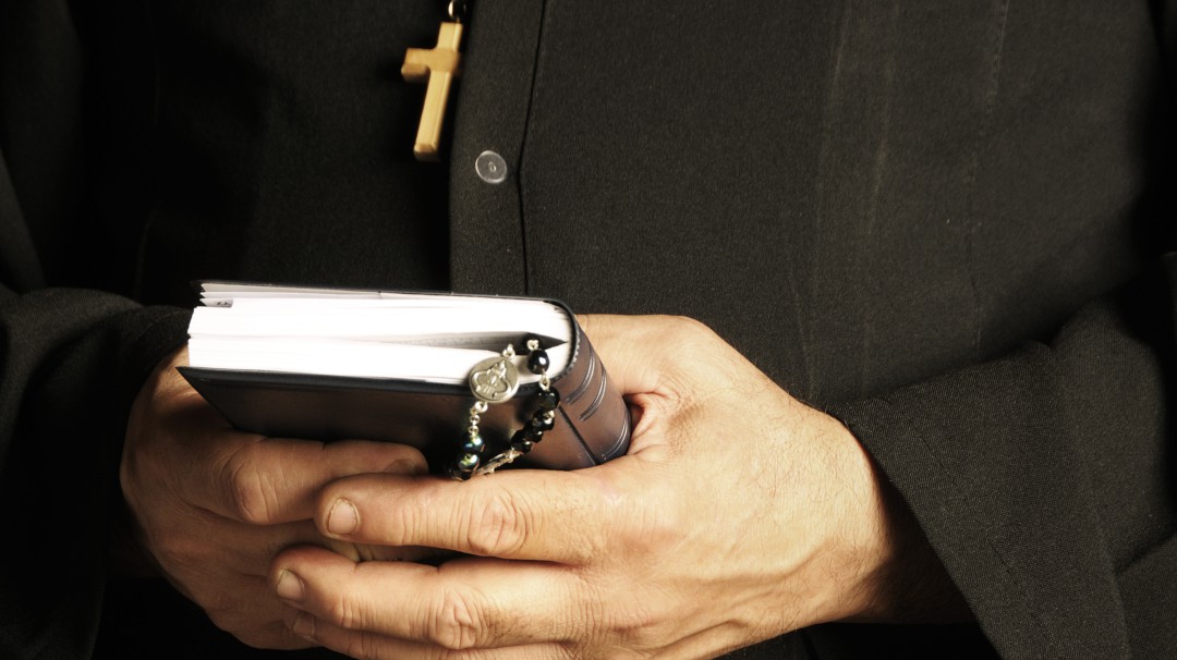 "Abusé de cuatro a cinco niños por semana": Confesión de exsacerdote
