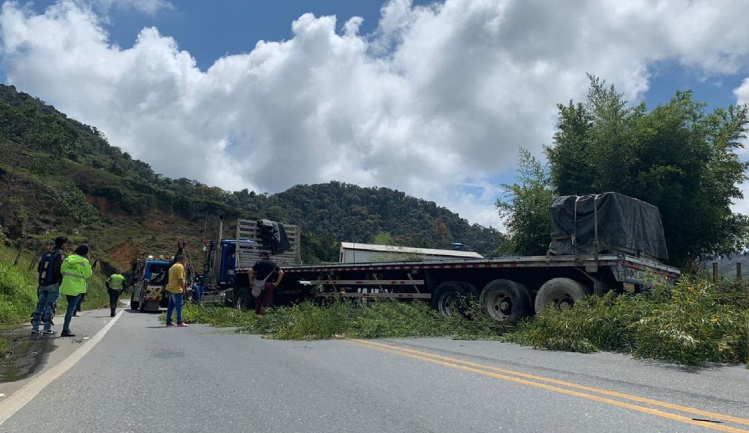 accidnete múltiple autopista Medellín Bogota derrame de gasolina: Accidente múltiple por derrame de gasolina en la Autopista Medellín