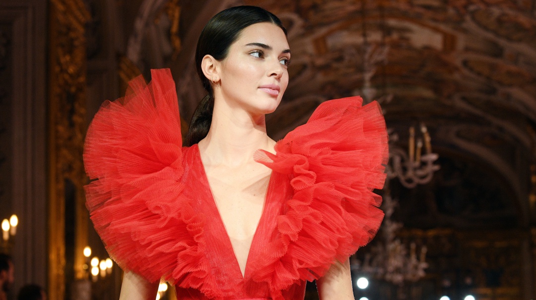 Con diminuta cintura Kendall Jenner regresa al trabajo