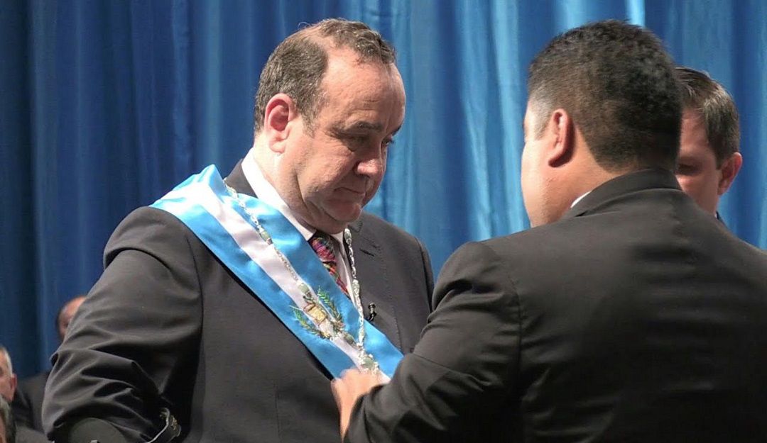 Giammatei asume presidencia de Guatemala prometiendo frenar la corrupción