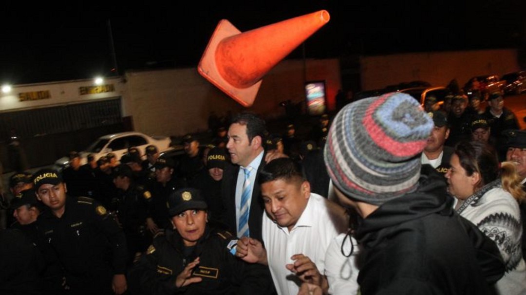 Guatemaltecos protestaron ante investidura parlamentaria del expresidente