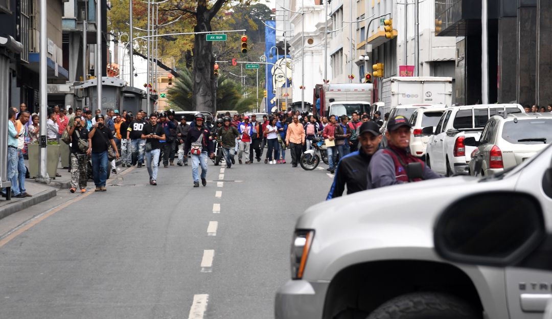 Civiles impiden el ingreso de opositores al Parlamento venezolano: Civiles agreden a la oposición venezolana que intentó entrar al Parlamento