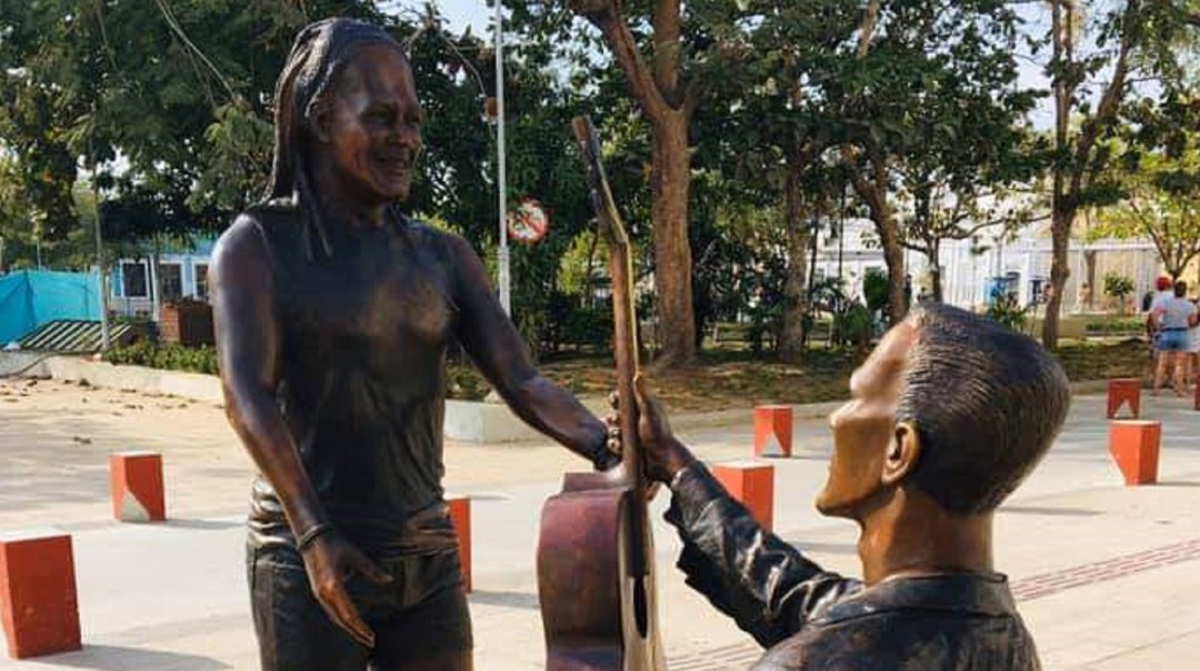 ¿Se parece? En redes critican escultura en honor al cantante Carlos Vives