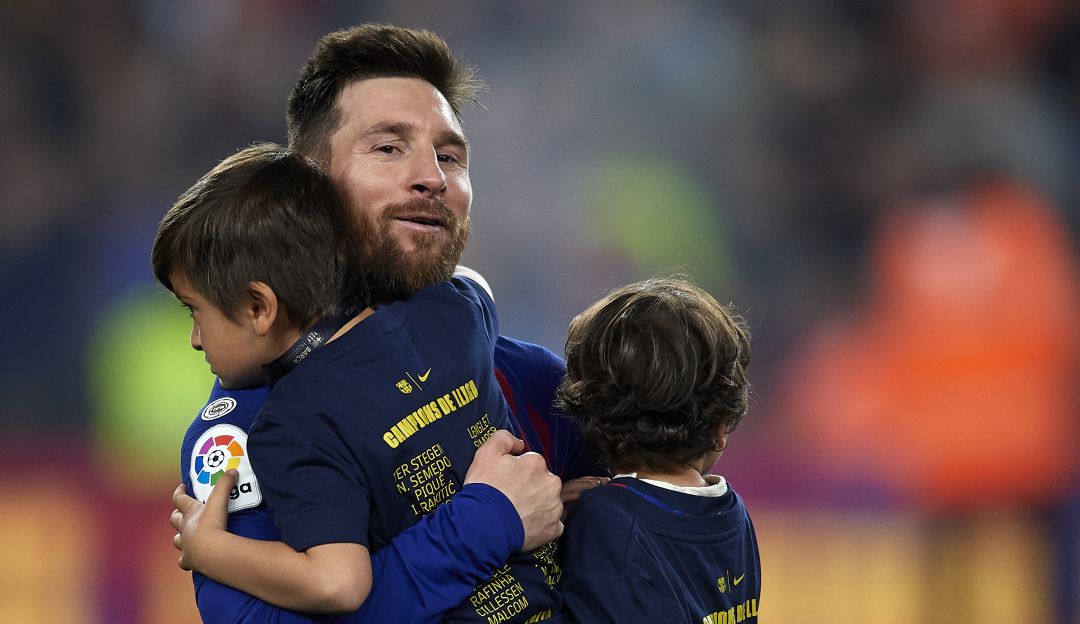 Lionel Messi junto a dos de sus hijos: Thiago y Mateo. Lionel Messi junto a dos de sus hijos: Thiago y Mateo.