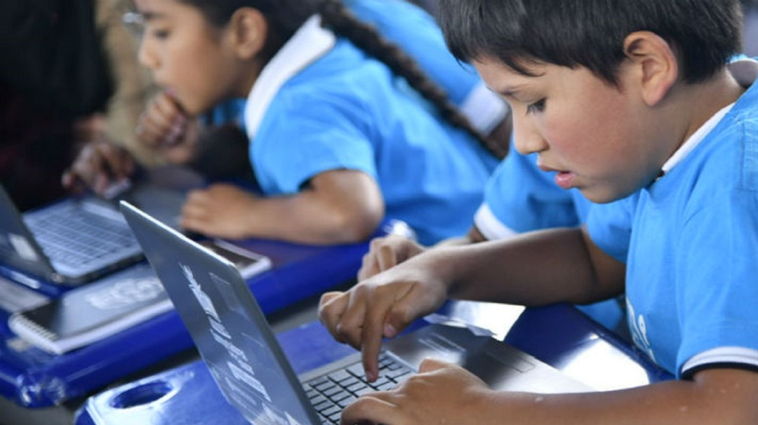 MinTic entregará 77.000 computadores a colegios de Colombia