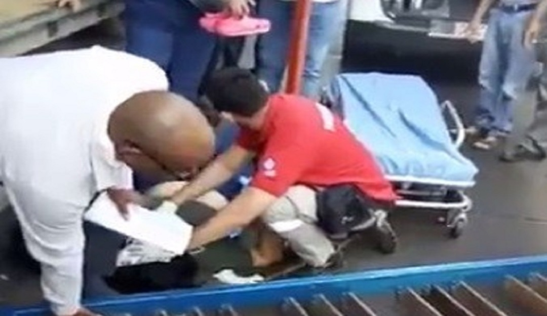 Mujer herida al caerle una puerta de Transmetro: Herida mujer al caerle encima una puerta de estación del Transmetro