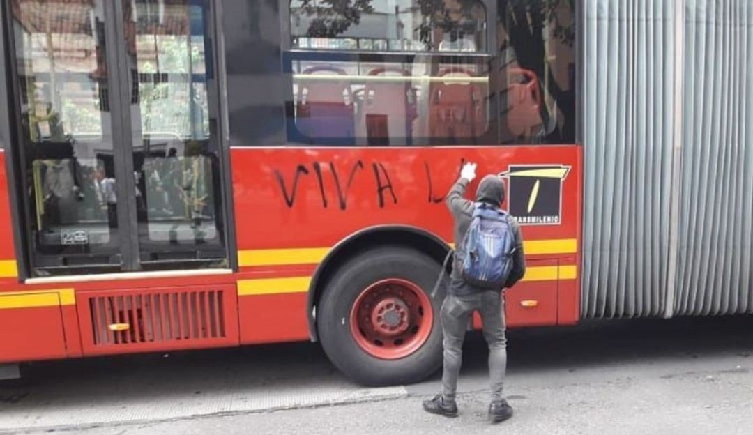 Noticias Bogotá: Vandalizan cerca de 10 buses en manifestaciones: Secretaría de Movilidad entrega primer balance de buses vandalizados