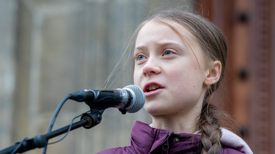 Thunberg acusa a líderes de haberse rendido ante el calentamiento global