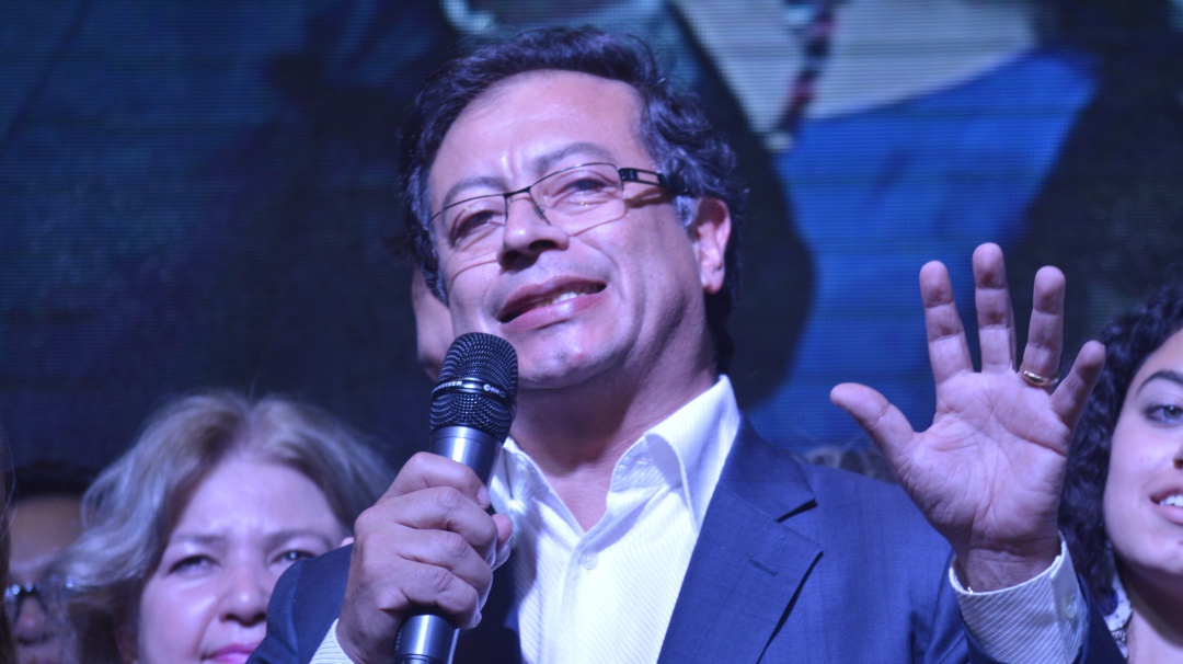 "Ese Guaidó ahora está multiplicando las críticas": Petro de La Luciérnaga