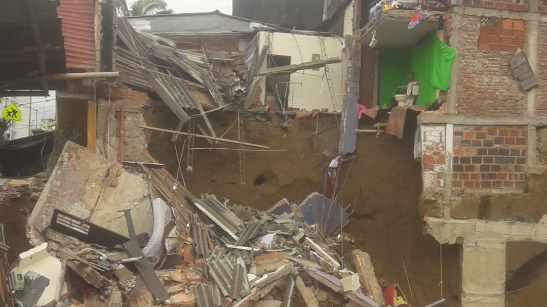 Colapso de vivienda en Armenia, deja un adulto mayor muerto