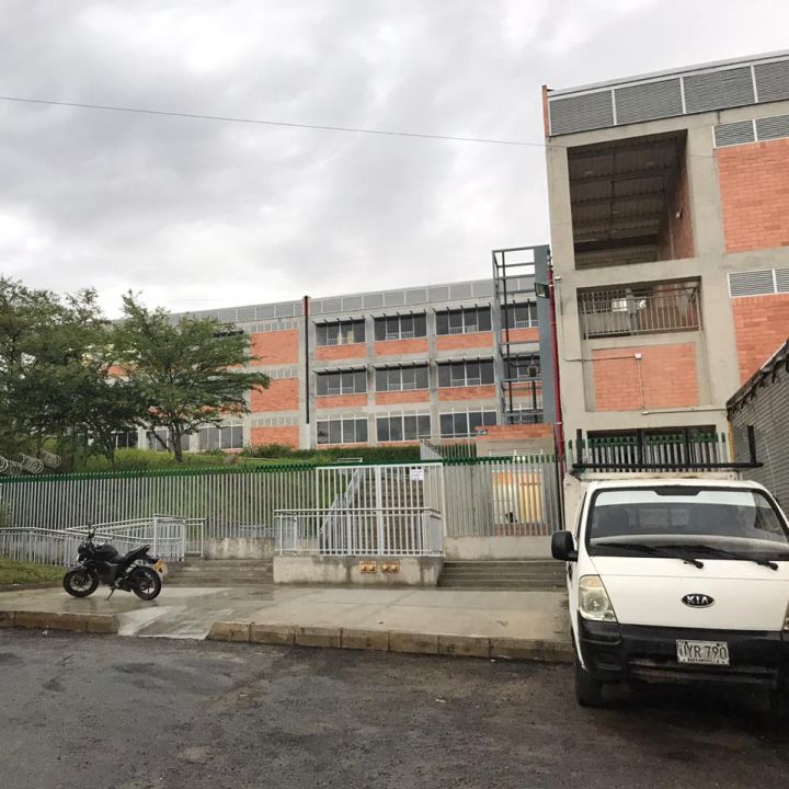 VIDEO: Denuncian que megacolegio en Girón aún no funciona