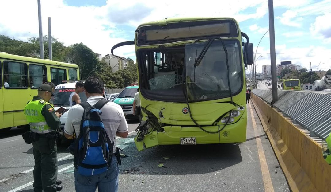 BUCARAMANGA ACCIDENTES METROLINEA AUTOPISTAS HERIDOS: Choque entre buses de Metrolínea dejó 16 heridos