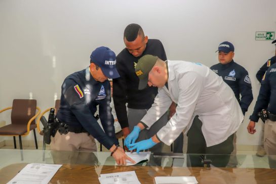 Jhon Viáfara es extraditado a Estados Unidos: Extraditan a Jhon Viáfara a Estados Unidos Jhon Viáfara es extraditado a Estados Unidos: Extraditan a Jhon Viáfara a Estados Unidos