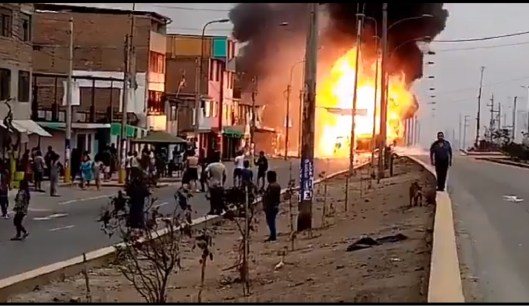 Explosión de camión en Lima: Un muerto y 50 heridos deja explosión de camión en Lima