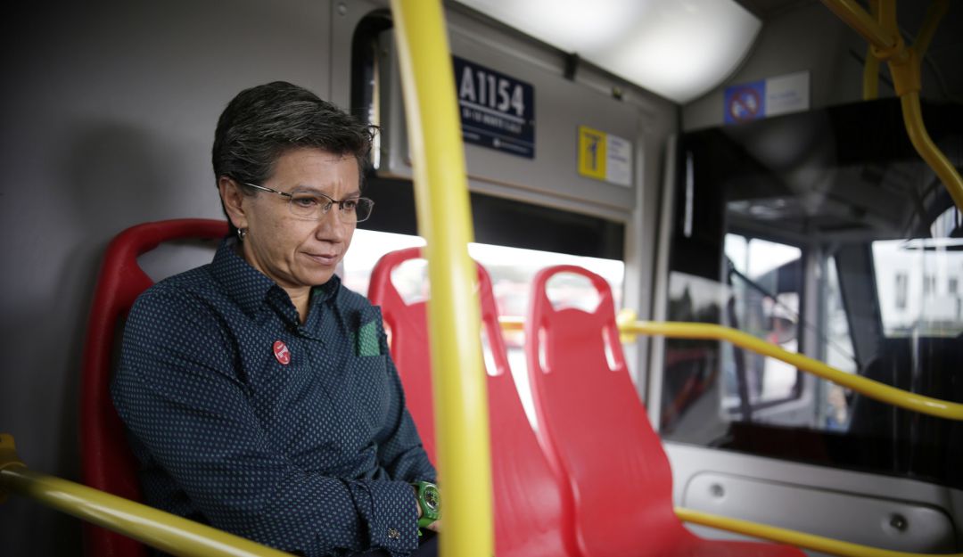 Noticias Bogotá: Claudia López le echa la culpa a Peñalosa por tarifa de TM: Administración anterior fue la que subió $100 a Transmilenio: Claudia López