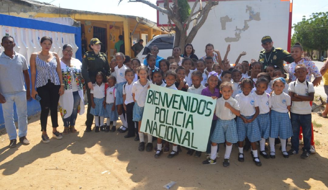 Donacipon pupitres Policía a colegio zona rural Santa Catalina Bolívar: Policía dona pupitres a un colegio en zona rural de Santa Catalina, Bolívar